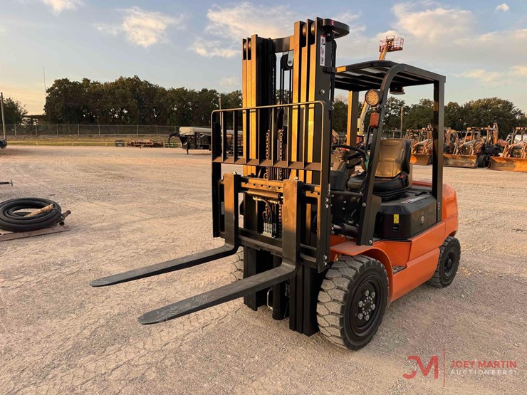 new/unused-e-picker-model-efl30-189-electric-forklift-image-4