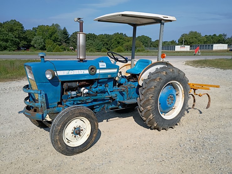 1972-ford-tractor-image-2