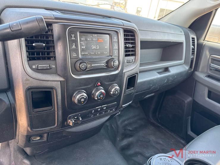 2016-ram-35oo-slt-heavy-duty-flatbed-pickup-truck-image-21