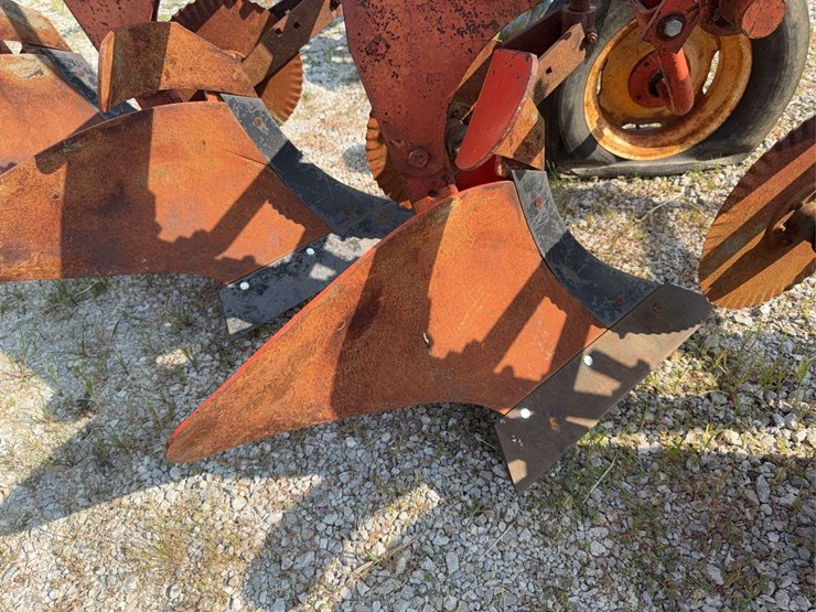 case-four-bottom-plow-image-13