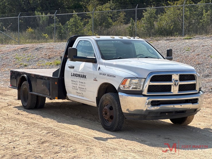 2016-ram-35oo-slt-heavy-duty-flatbed-pickup-truck-image-1