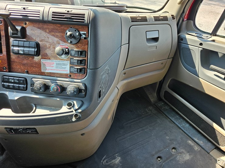 2016-freightliner-cascadia-125-image-59