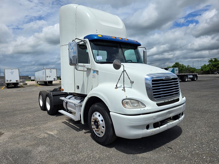 2013-freightliner-columbia-112-image-49
