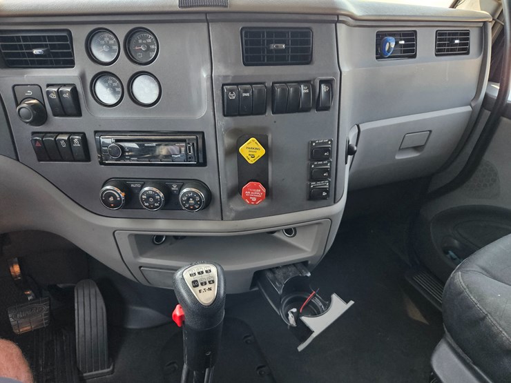 2017-peterbilt-579-image-60
