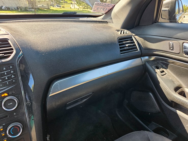 2017-ford-explorer-image-33