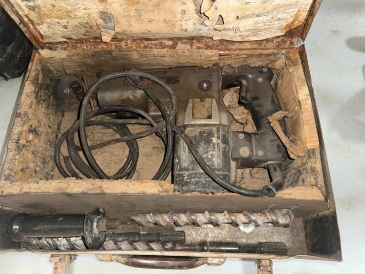 black-and-decker-rotary-hammer-drill,-powers-on-image-2