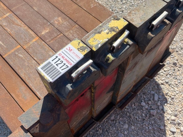 (1)-pair-of-72"-forklift-forks-image-2