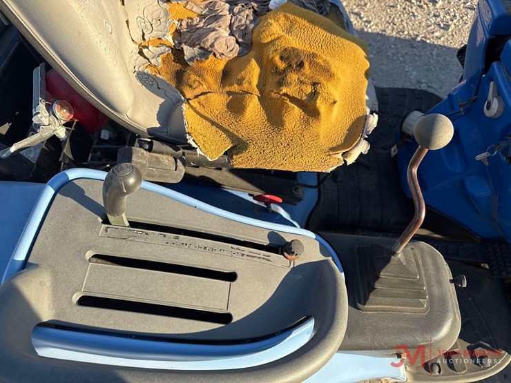 new-holland-boomer-2035-image-14