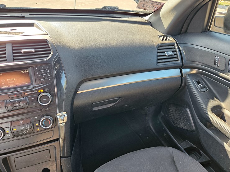 2017-ford-explorer-image-33