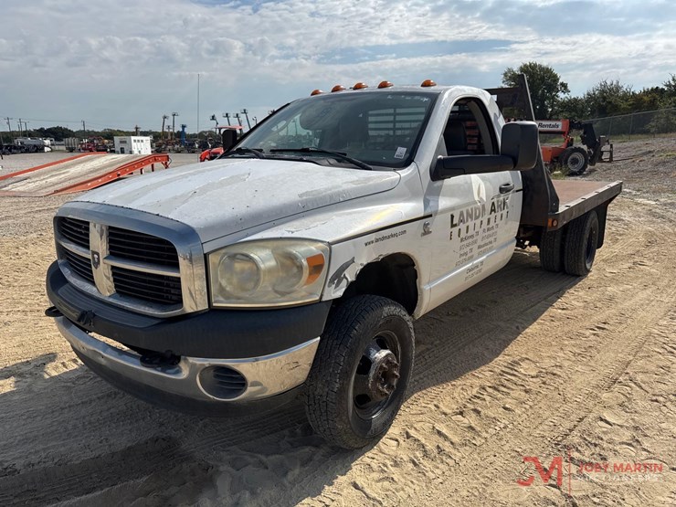 2007-dodge-ram-flatbed-pickup-truck-image-4