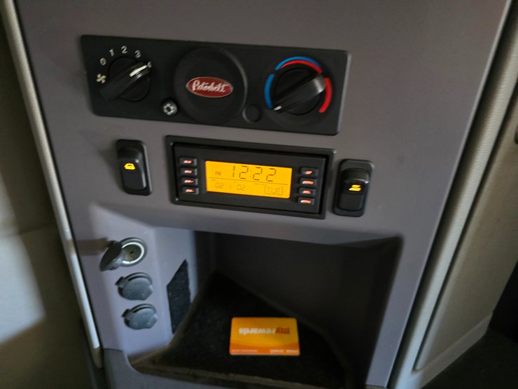 2015-peterbilt-579-image-88