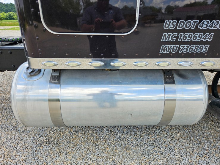 2010-peterbilt-389-image-106