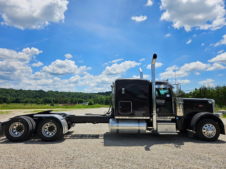 2010-peterbilt-389-image-27