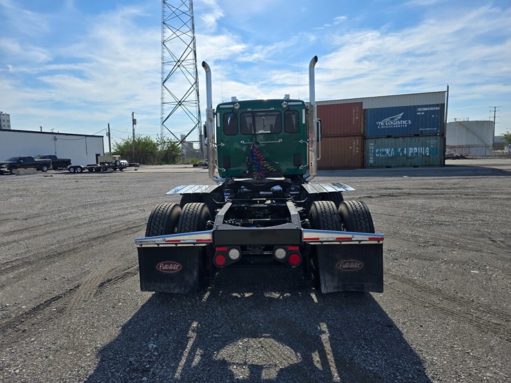 2019-peterbilt-567-image-24