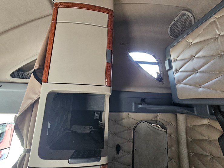 2016-freightliner-cascadia-125-image-75