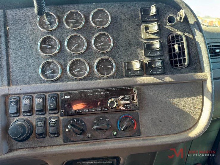 2016-peterbilt-389-image-23