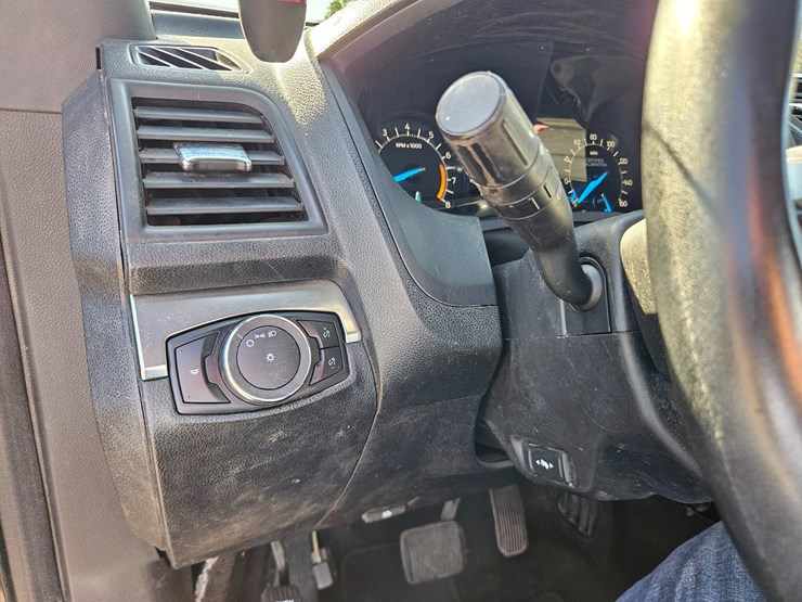 2017-ford-explorer-image-40