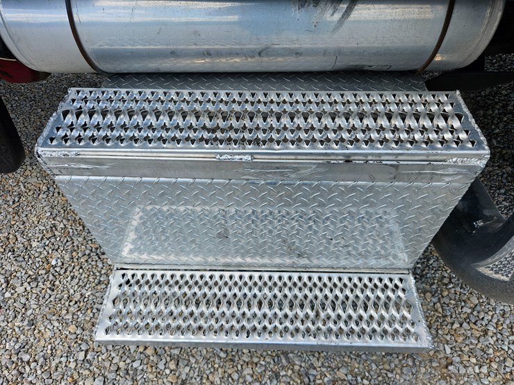 2010-peterbilt-389-image-110