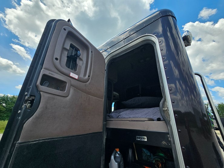 2010-peterbilt-389-image-112