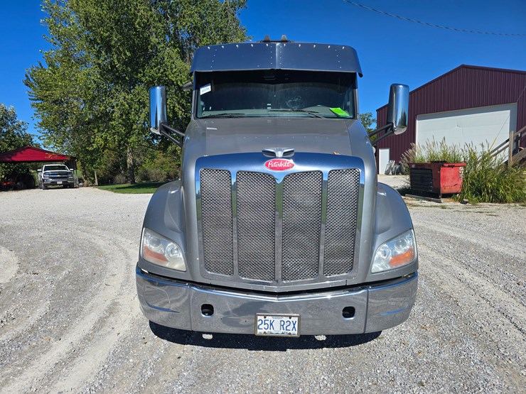 2015-peterbilt-579-image-40