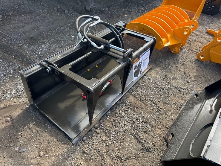 new-giyi-co-44in-mini-stand-on-skidloader-solid-bottom-grapple-bucket-model-gy-pg44c-image-1