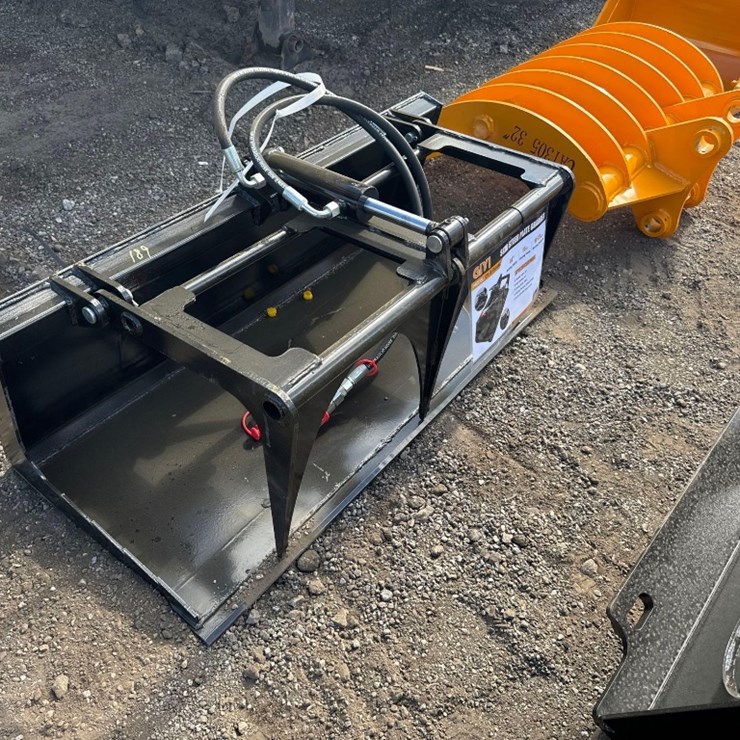 New GiYi Co 44in Mini Stand-On Skidloader Solid Bottom Grapple Bucket Model GY-PG44C
