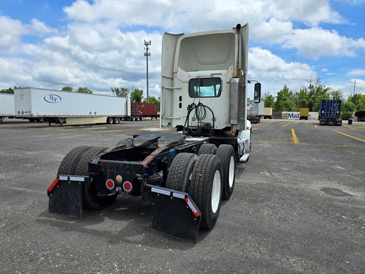 2013-freightliner-columbia-112-image-26