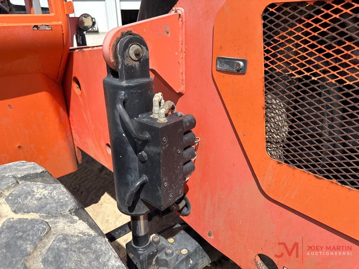 2016-jlg-8042-image-10