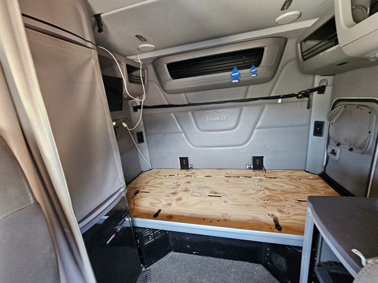 2017-peterbilt-579-image-73