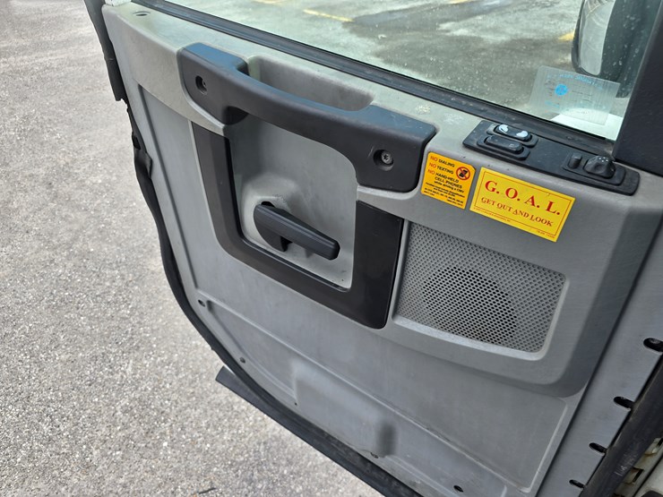 2013-freightliner-columbia-112-image-84