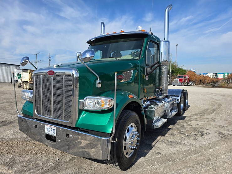 2019-peterbilt-567-image-1