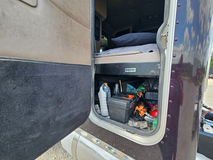 2010-peterbilt-389-image-111