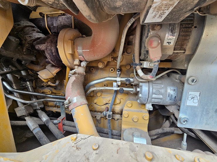 2023-caterpillar-953-image-32