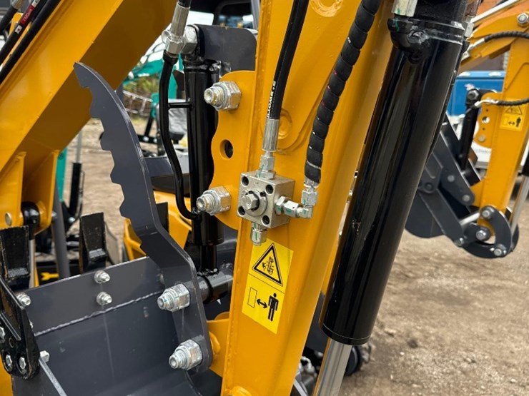 new-cfg-industrial-co-mini-excavator-model-mx20r-image-2