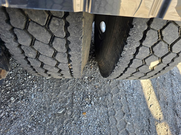 2019-peterbilt-567-image-102