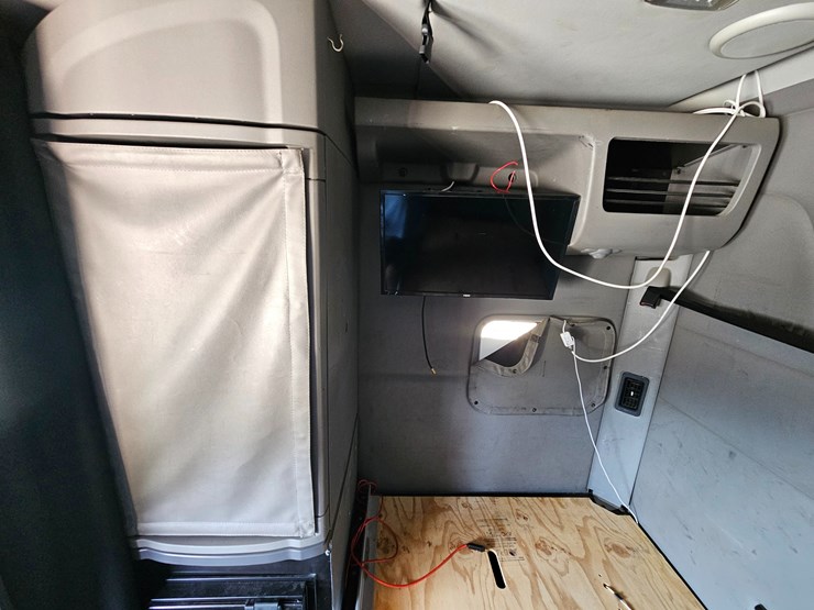 2017-peterbilt-579-image-75