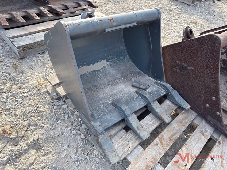23"-excavator-tooth-bucket-image-1