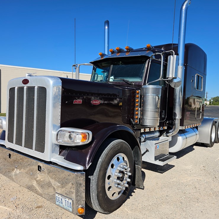 2013 PETERBILT 389