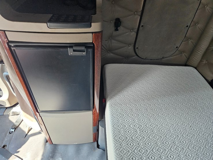 2016-freightliner-cascadia-125-image-74