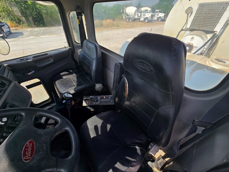 2014-peterbilt-365-image-76