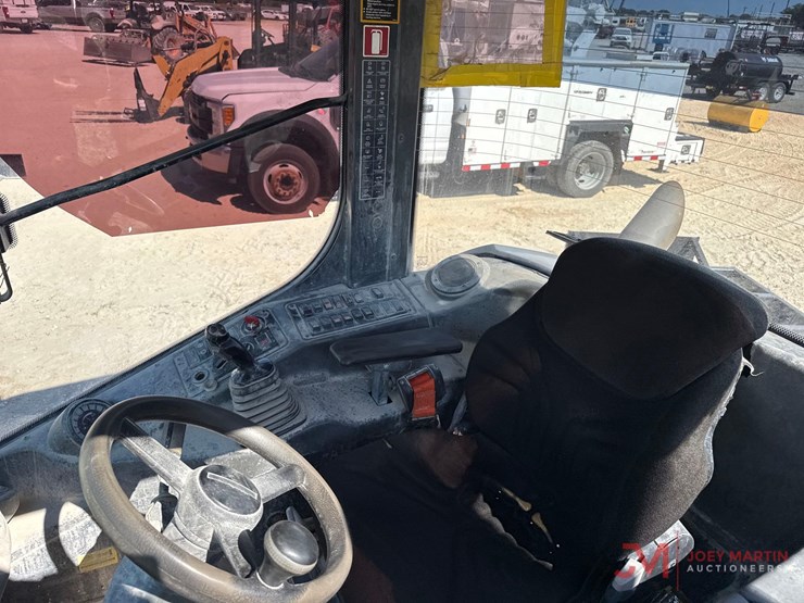 2021-deere-204l-image-17