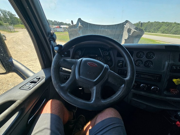 2017-peterbilt-579-image-70