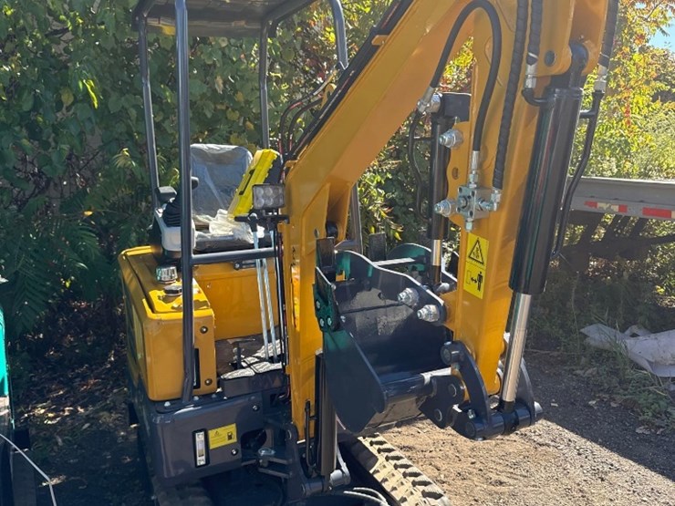 new-cfg-industrial-co-mini-excavator-model-mx20r-image-3