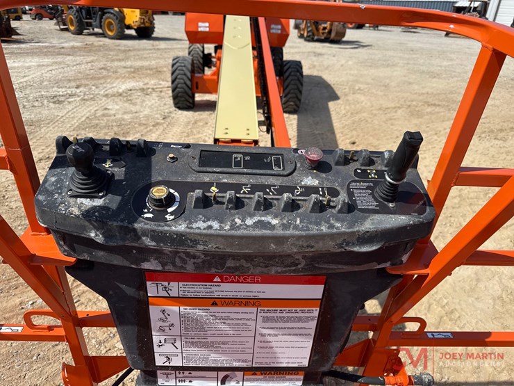 2015-jlg-800s-image-11