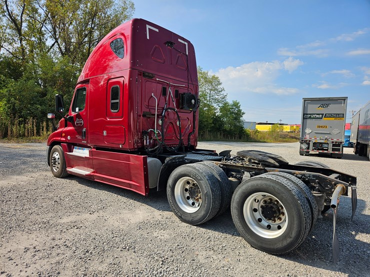 2016-freightliner-cascadia-125-image-11