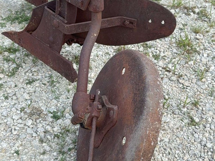 international-2-bottom-plow-image-29