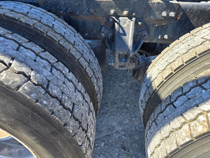 2015-peterbilt-579-image-96