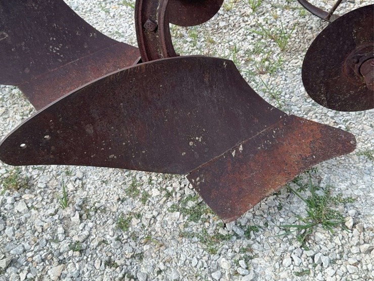 international-2-bottom-plow-image-22