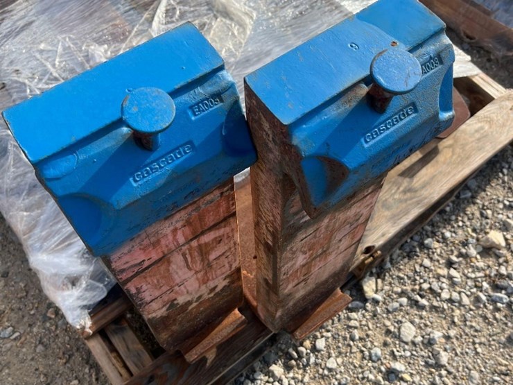 (1)-pair-of-44"-forklift-forks-image-3