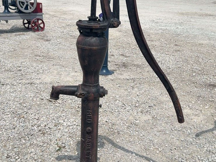red-jacket-u21-pump-image-1